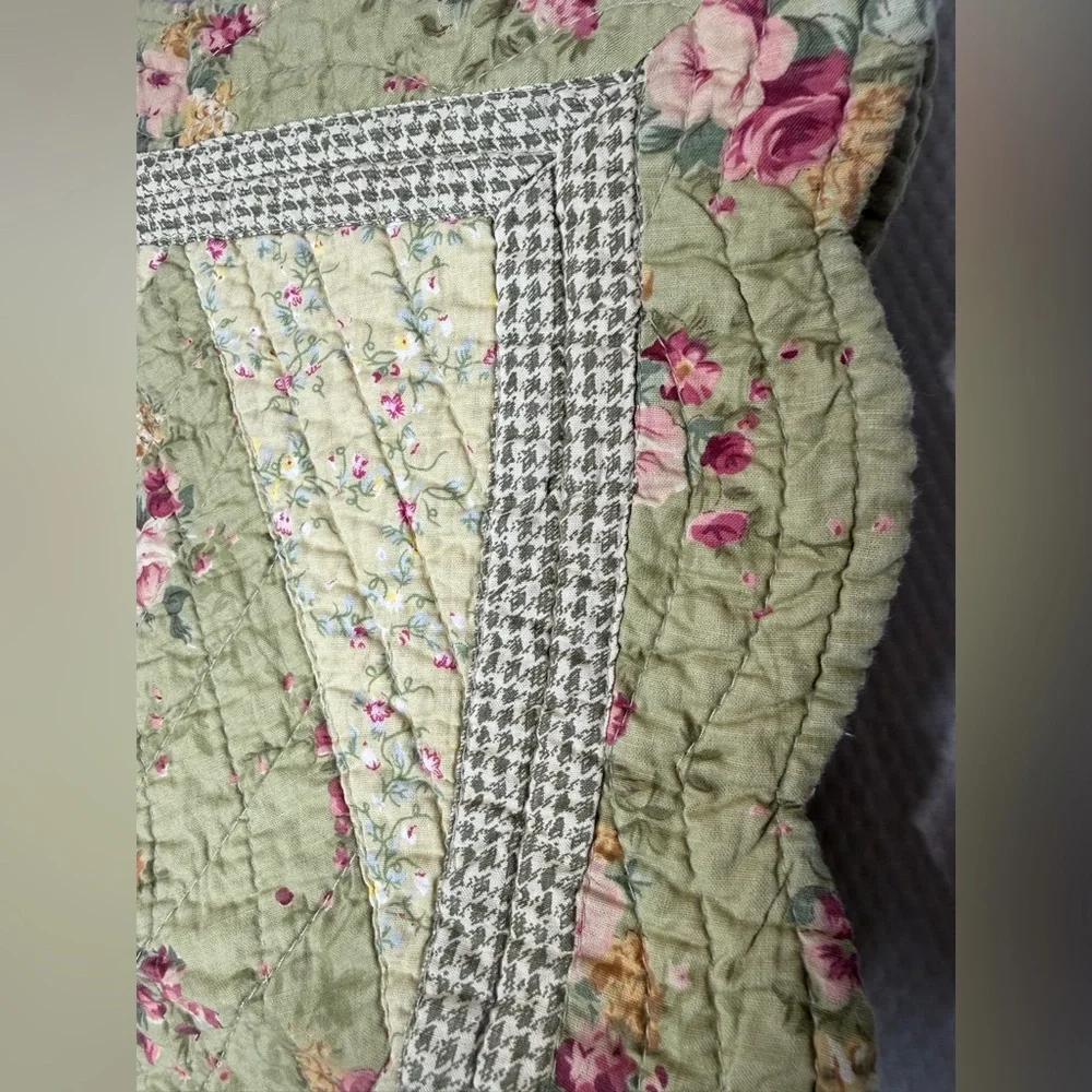 Floral Cottagecore Reversable Quilted Table Runner and Placemats - Picture 4 of 13